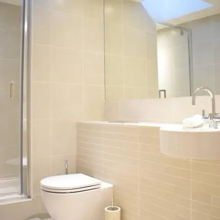 2 Bedroom Near Grafton Street Sleeps 4 아파트 *